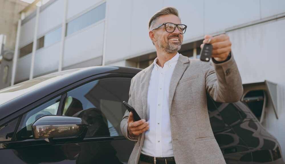 Homem vendendo carro usado em Alphaville pelo portal Carro Alphaville
