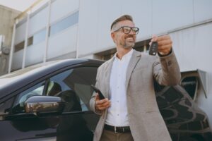 Pessoa vendendo carro usado em Alphaville pelo Portal Carro Alphaville