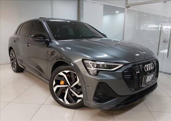 AUDI E-TRON ELÉTRICO PERFORMANCE BLACK QUATTRO