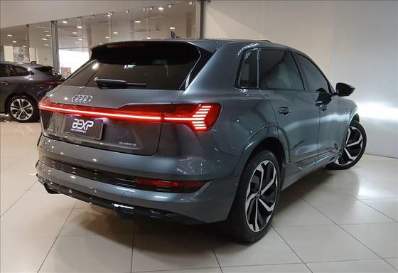 AUDI E-TRON ELÉTRICO PERFORMANCE BLACK QUATTRO