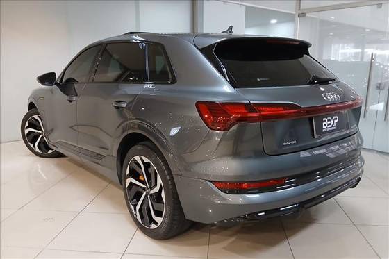 AUDI E-TRON ELÉTRICO PERFORMANCE BLACK QUATTRO