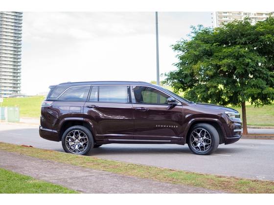 JEEP COMMANDER 2.0 TD380 TURBO DIESEL OVERLAND AT9