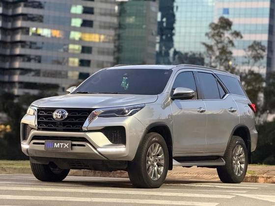 TOYOTA HILUX SW4 2.8 D-4D TURBO DIESEL SRX 7L 4X4 AUTOMÁTICO