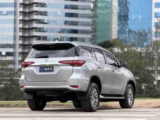 TOYOTA HILUX SW4 2.8 D-4D TURBO DIESEL SRX 7L 4X4 AUTOMÁTICO