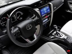 
										TOYOTA HILUX SW4 2.8 D-4D TURBO DIESEL DIAMOND 7L 4X4 AUTOMÁTICO cheio									