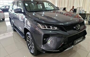 TOYOTA HILUX SW4 2.8 D-4D TURBO DIESEL DIAMOND 7L 4X4 AUTOMÁTICO