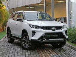 TOYOTA HILUX SW4 2.8 D-4D TURBO DIESEL DIAMOND 7L 4X4 AUTOMÁTICO