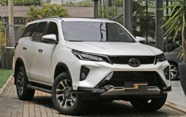 TOYOTA HILUX SW4 2.8 D-4D TURBO DIESEL SRX PLATINUM 7L 4X4 AUTOMÁTICO