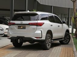 TOYOTA HILUX SW4 2.8 D-4D TURBO DIESEL SRX PLATINUM 7L 4X4 AUTOMÁTICO